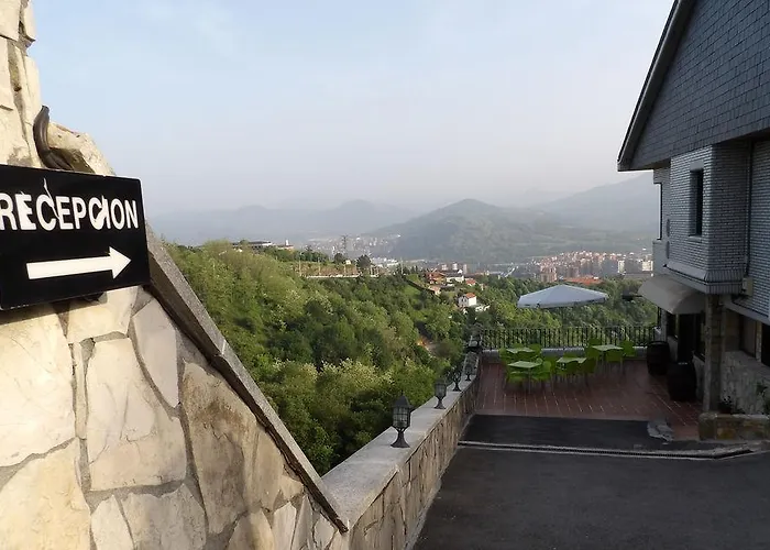 Artxanda Bilbao, Parking Gratuito En El Exterior Junto Al Hotel *